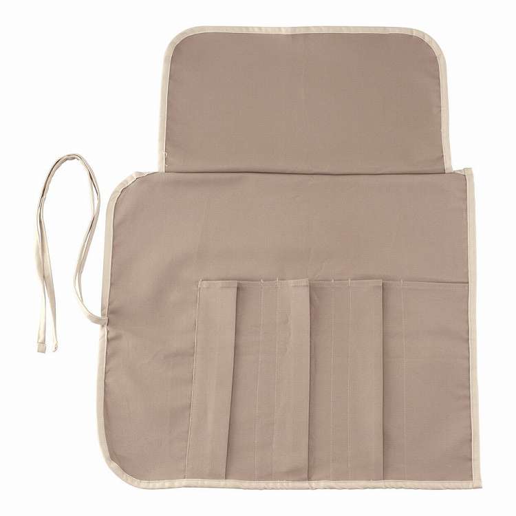 ●洋包丁や和包丁に加え、盛箸、キッチンハサミ、スチール棒など様々な道具が収納可能です。(刃物の収納の際は、必ず刃先をサヤ等でカバーしてから収納してください。●マチ付きポケットには、サヤ入り出刃包丁や購入時の箱に入れたままの包丁も収納できます。●刃渡り300mmまでの包丁が収納できます。●ポケット上部にあるカバー布を利用することで刃渡り360mmまでの包丁が収納可能です。【代引きについて】こちらの商品は、代引きでの出荷は受け付けておりません。【送料について】北海道、沖縄、離島は送料を頂きます。