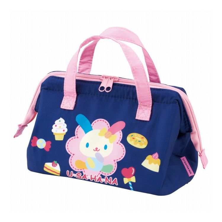 【商品詳細】開け口が広くて、2段タイプのお弁当箱でも出し入れがスムーズで便利な保冷ランチバッグ♪ 化粧ポーチみたいにおしゃれでかわいい！ ちょっとしたお出かけのサブバッグや普段使いとしてサイフやスマホなどの小物を入れても Good！！ 保冷剤などが入るメッシュポケット付き。内側はアルミ蒸着素材。Wファスナー式。 ※保冷剤は付いておりません。【商品サイズ】約220×160×115mm【品質表示】表地：持ち手／ポリエステル裏 地／アルミ蒸着フィルム【送料について】北海道、沖縄、離島は送料を頂きます。