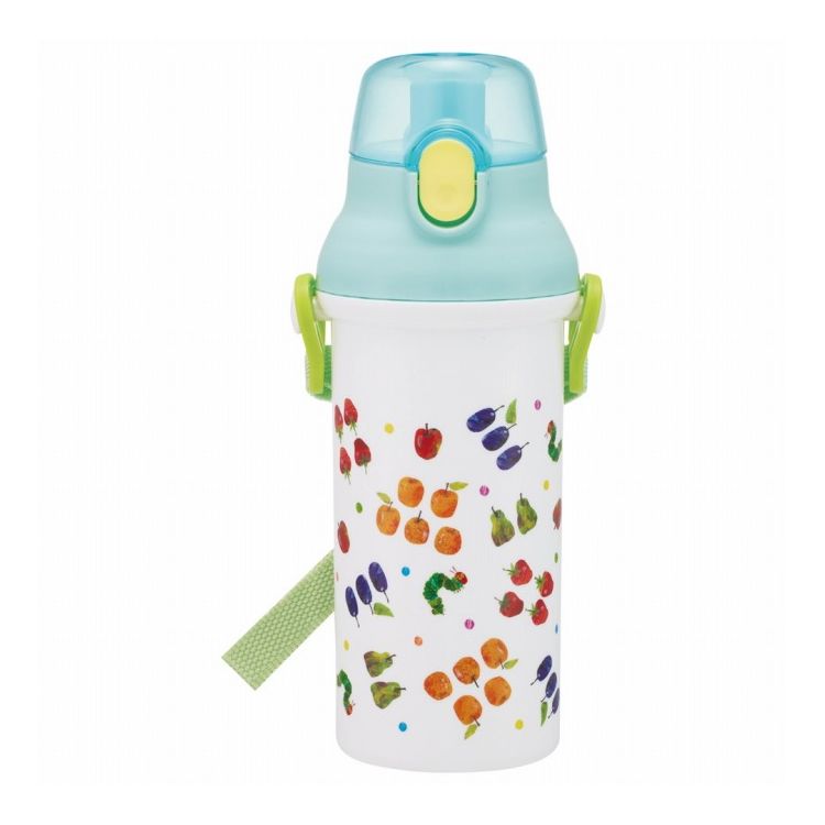【商品詳細】食器洗い乾燥機OKのプラスチック直飲み水筒です。プッシュ式オープンで簡単オープン！本体は氷が入れやすい広口タイプ。肩にかけて持ち運べるショルダーベルト付。軽くて持ちやすい形状です。名前シール入り。※保冷効果はございません。※熱いものは入れないで下さい。【商品サイズ(約)】サイズ：95×79×210mm容量：480ml【品質表示（耐熱温度）】キャップ：飽和ポリエステル樹脂（耐熱温度100度）本体・フタ・ベルト：ポリプロピレン（耐熱温度120度）パッキン：シリコーンゴム（耐熱温度140度）バネ・ピン：ステンレス※煮沸消毒は変形することがありますのでしないでください。●日本製※掲載画像はあくまでイメージです。実際の商品とは色、柄等が異なる場合がございます。何卒ご了承ください。【送料について】北海道、沖縄、離島は送料を頂きます。LINKトリオセットワンタッチ直飲みボトル