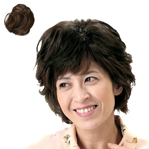 【商品説明】◆気になる薄毛・分け目をボリュームアップさせるヘアピース。◆ドライヤー・ヘアアイロン・整髪料・シャンプー＆リンスも使用可能！◆ボリュームがほしい所にワンタッチで簡単装着。3箇所のクリップでしっかり固定。◆軽くて着け心地も快適♪◆髪の流れを自由自在に変えられるから、なじんだヘアスタイルに。【商品情報】■サイズベースサイズ：約10×7cm、毛の長さ：約10cm重量：約20g■材質毛：PET、クリップ：スチール（粉体塗装）、ベース：ポリエステル、保管用ネット：ナイロン■生産国中国■セット内容1個■注意事項毛染め（カラーリング）やブリーチ等、パーマをかけることはできません。■備考耐熱温度約180℃【送料について】北海道、沖縄、離島は送料を頂きます。LINKライトブラウンダークブラウン