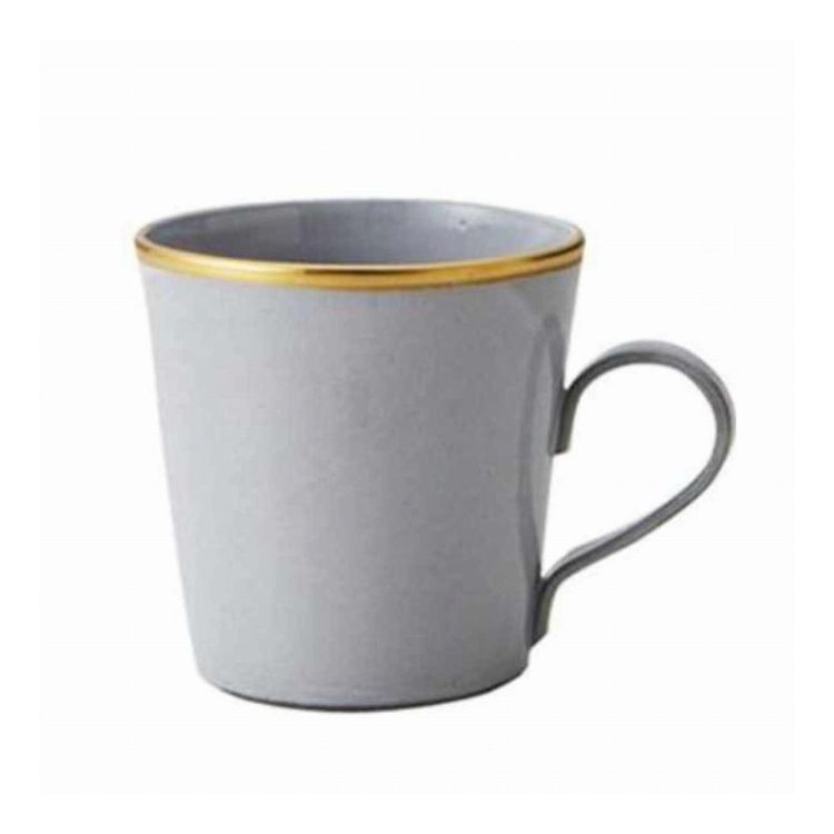 【商品説明】大人のためのシンプルな器マグカップ320mlです。茨城県の伝統工芸笠間焼です。手作りのぬくもり×モダンなセンス「Sourire」シリーズです。ベーシックな形状で食卓に取り入れやすいです。【商品情報】■サイズ約 幅8.5×奥行11.5×高さ9.7（cm）　重量：約 170g■材質陶器（笠間焼）■容量約 320ml■生産国日本製■セット内容1個■注意事項※商品ページ内には別の商品を含む画像を使用しています■備考食器洗い乾燥機：使用不可　電子レンジ：使用不可　オーブン：使用不可【代引きについて】こちらの商品は、代引きでの出荷は受け付けておりません。【送料について】北海道、沖縄、離島は送料を頂きます。スリールシリーズプレート 19cm ゴールドプレート 19cm シルバープレート 23cm ゴールドプレート 23cm シルバーカレー＆パスタ皿 21cm ゴールドカレー＆パスタ皿 21cm シルバーボウル 17cm ゴールドボウル 17cm シルバースープカップ 380ml ゴールドスープカップ 380ml シルバーマグカップ 320ml ゴールドマグカップ 320ml シルバー
