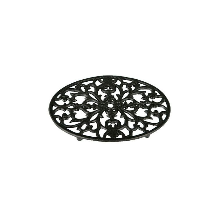 【商品説明】 植物をモチーフにした様な、アイアン製のオーバル型トリベットです。 比較的大きめのサイズなので、ファミリーやパーティーシーンにぴったりです。 アンティーク風の装いは、いつものテーブルシーンをぐっと奥行きのあるものに変えてくれます。 物の重みを感じる心地よさというのも再確認できそうです。 【商品情報】 ■サイズ 約 幅24×奥行18×高さ1.5（cm） ■材質 アイアン ■生産国 中国製 ■セット内容 1個 ■注意事項 ※本製品はアンティークの風合いを出す為の加工（色ムラ・サビ加工等）が施されております。サビ加工により、梱包材等にサビが付着し、色移りしている可能性がございます。 ※手や衣服、その他の物にサビが付着する可能性がございますので、お取り扱いにはご注意下さい。【代引きについて】こちらの商品は、代引きでの出荷は受け付けておりません。【送料について】北海道、沖縄、離島は送料を頂きます。