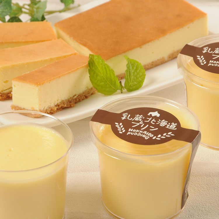 北海道産の牛乳を使用した「乳蔵北海道プリン」と北海道産チーズを使用し焼きをいれた「チーズケーキベイクドシート」をお届けします。お好みで添付のカラメルソースをプリンにかけてお召し上がりください。【商品区分】食品【保存方法】冷凍【原材料(アレルギー表記含む)】【北海道プリン】牛乳（北海道製造）、乳等を主要原料とする食品（植物油脂、乳製品、デキストリン、その他）、卵黄、砂糖、カスタードクリーム（植物油脂、加糖卵黄、麦芽糖、脱脂粉乳、砂糖、その他）、ゼラチン、洋酒／増粘剤（加工澱粉、カラギナン）、乳化剤、グリシン、香料、カゼインNa、リン酸塩（Na）、（一部に乳成分・卵・ゼラチン・大豆を含む）【北海道ベイクドチーズケーキ】ナチュラルチーズ（オーストラリア製造、国内製造）、鶏卵、砂糖、小麦粉、乳等を主要原料とする食品、マーガリン、食用植物油脂、ショートニング、コーンスターチ、脱脂粉乳、卵白、乳たん白、カマンベールチーズパウダー、食塩／ソルビトール、セルロース、乳化剤、安定剤（増粘多糖類）、ベーキングパウダー、香料、乳清ミネラル、pH調整剤、酸味料、酸化防止剤（V.E）、着色料（カロテン色素、ウコン色素、アナトー色素）、（一部に乳成分・卵・小麦・大豆を含む）【メーカー名】株式会社江戸屋【生産国・加工国】日本【賞味期限】出荷日より90日【内容量】北海道プリン×3、チーズケーキベイクドシート×1【注意事項】※本商品は名入れのご対応はできません。※メーカーの都合により予告なくパッケージ、仕様が変更となる場合がございます。その際の交換やご返品等はお受けできかねますので予めご了承ください。【代引きについて】こちらの商品は、代引きでの出荷は受け付けておりません。【送料について】北海道、沖縄、離島は送料を頂きます。