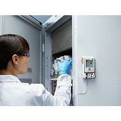 リコメン堂生活館のTESTO クラウドモニタリングロガー testo Saveris 2-T2 温度センサ外付けタイプ SAVERIS2T2 測定 計測用品 環境計測機器 温度計 湿度計(代引不可)【送料無料】｜アングル3