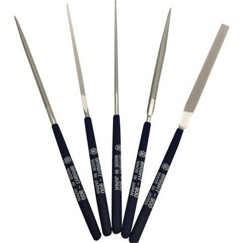 【商品詳細】●切削粉のはく離性に特に優れ、ヤスリの目詰まり現象が殆どなく、簡単に切削粉を除去できますので、シャープな切れ味が持続します。●耐錆・耐蝕性に優れ、多湿環境・海洋環境などの錆による劣化を防げます。●耐久力は従来品に比べて3〜6倍にアップします。●鉄・木工製品・ロウ・プラスチック製品・アルミ材・銅材・金型鋼・ステンレス・陶器の加工に。●金属の精密加工、貴金属の精密仕上げに。●タイプ：精密目(#6)●形状：5種セット●全長(mm)：200●刃長(mm)：100●目の粗さ：#6(標準/精密目)材質／仕上●炭素工具鋼セット内容／付属品●平・半丸・丸・角・三角　各1本入りJANコード 4518007591002【代引きについて】こちらの商品は、代引きでの出荷は受け付けておりません。【送料について】北海道、沖縄、離島は送料を頂きます。