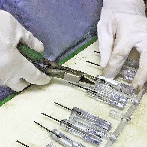 【商品スペック】特長●樹脂成型後のゲートを切断するために開発設計されたニッパーです。●先長タイプの刃部はホビーや狭い箇所での樹脂成型後のプラスチックゲート切断に最適です。●刃部はフラットタイプで、バリが残らず切り口がスッキリとするのが特長です。●バネ付きなので連続作業も楽に行えます。用途●樹脂成型後のゲート切断に。仕様●全長(mm)：165●刃表面形状：フラット刃●切断能力(mm)プラスチック：φ5●ハンドル：ビニールグリップ仕様2材質／仕上●機械構造用炭素鋼 （S58C）セット内容／付属品注意【代引きについて】こちらの商品は、代引きでの出荷は受け付けておりません。【送料について】北海道、沖縄、離島は送料を頂きます。
