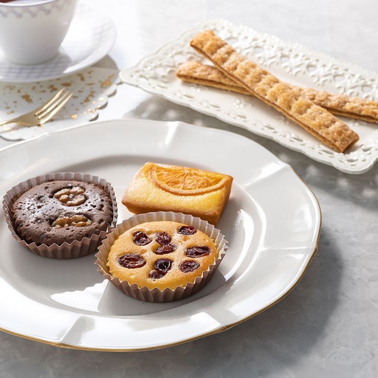 【商品詳細】しっとり生地にフルーツやナッツを飾ったプチケーキやオレンジケーキ、さくっとした食感の中にキャラメルの風味が香る少し長いサイズのロングパイ。ホテルの豊かなティータイムを演出するスイーツを詰め合わせました。原材料一括表示:【ロングキャラメルパイ】小麦粉（国内製造）、マーガリン、キャラメルクッキー生地（砂糖、小麦粉、マーガリン、その他）、砂糖、食塩／加工デンプン、着色料（カラメル、クチナシ、カロテン）、乳化剤、香料、酸化防止剤（V.E）、膨張剤、甘味料（スクラロース）、（一部に乳成分・小麦・大豆を含む）【プチケーキ(ベリー)】小麦粉（国内製造）、鶏卵、砂糖、ファットスプレッド、ドライクランベリー（クランベリー、砂糖、植物油）、ショートニング、還元水あめ、アーモンドパウダー／乳化剤、膨張剤、香料、着色料（カロテン）、（一部に卵・乳成分・小麦・アーモンド・大豆を含む）【プチケーキ(ショコラ＆ナッツ)】小麦粉（国内製造）、鶏卵、砂糖、ファットスプレッド、くるみ、ショートニング、準チョコレート、還元水あめ、ココアパウダー／乳化剤、膨張剤、香料、着色料（カロテン）、（一部に卵・乳成分・小麦・くるみ・大豆を含む）【オレンジケーキ】液全卵（国内製造）、砂糖（国内製造）、マーガリン、小麦粉、オレンジシロップ漬、アーモンドパウダー、ショートニング、還元水飴、コーンスターチ／加工デンプン、乳化剤、香料、膨脹剤、着色料（カロチノイド）、酸味料、（一部に卵・乳成分・小麦・アーモンド・オレンジを含む）8大アレルゲン:卵・乳成分・小麦・くるみ製造国:日本内容量:プチケーキ（ベリー・ショコラ＆ナッツ×各1個）、オレンジケーキ×1個、ロングキャラメルパイ×2本保管方法:常温賞味期限:常温90日メーカー名：株式会社アデリー【代引きについて】こちらの商品は、代引きでの出荷は受け付けておりません。【送料について】北海道、沖縄、離島は送料を頂きます。