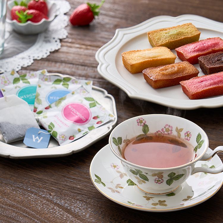 【商品詳細】ストロベリー、プレーン、イチジク、ピスタチオ、チョコの5種類のフィナンシェと、4種類のティーバッグをセットにしました。原材料一括表示:【フィナンシェ(ピスタチオ)】砂糖（国内製造）、液卵白（国内製造）、マーガリン（国内製造）、アーモンドパウダー、小麦粉、還元水あめ、ピスタチオペースト／香料、膨張剤、着色料（紅花黄、クチナシ）、（一部に卵・乳成分・小麦・アーモンドを含む）【フィナンシェ(イチジク)】砂糖（国内製造）、マーガリン、液卵白、アーモンドパウダー、小麦粉、いちじくピューレ、還元水あめ／膨張剤、香料、着色料（クチナシ）、酸化防止剤（V.C）、（一部に卵・乳成分・小麦・アーモンドを含む）【フィナンシェ(プレーン)】粉糖（砂糖、粉末水あめ）（国内製造）、液卵白（国内製造）、マーガリン（国内製造）、アーモンドパウダー、小麦粉、還元水あめ、バター／膨張剤、（一部に卵・乳成分・小麦・アーモンドを含む）【フィナンシェ(ストロベリー)】砂糖（国内製造）、液卵白（国内製造）、マーガリン（国内製造）、アーモンドパウダー、小麦粉、ストロベリーソース／膨張剤、酸味料、香料、着色料（ラック）、（一部に卵・乳成分・小麦・アーモンドを含む）【フィナンシェ(チョコ)】粉糖（砂糖、粉末水あめ）（国内製造）、液卵白（国内製造）、マーガリン（国内製造）、アーモンドパウダー、小麦粉、チョコレート、還元水あめ、ココアパウダー／膨張剤、乳化剤、香料、（一部に卵・乳成分・小麦・アーモンド・大豆を含む）【ブレックファスト】紅茶（スリランカ、ケニア）【アフタヌーン】紅茶（スリランカ）【ストロベリー】紅茶（スリランカ、中国）／香料【アールグレイ シトラス】紅茶（スリランカ、中国）／香料8大アレルゲン:卵・乳成分・小麦製造国:日本内容量:フィナンシェ(ストロベリー・ピスタチオ・チョコ・プレーン・イチジク×各2個)、ワイルド ストロベリーティーバッグ(ブレックファスト、アフタヌーン、ストロベリー、アールグレイシトラス×各3袋)※フィナンシェはウェッジウッドの商品ではありません。保管方法:常温賞味期限:常温60日メーカー名：株式会社アデリー【代引きについて】こちらの商品は、代引きでの出荷は受け付けておりません。【送料について】北海道、沖縄、離島は送料を頂きます。