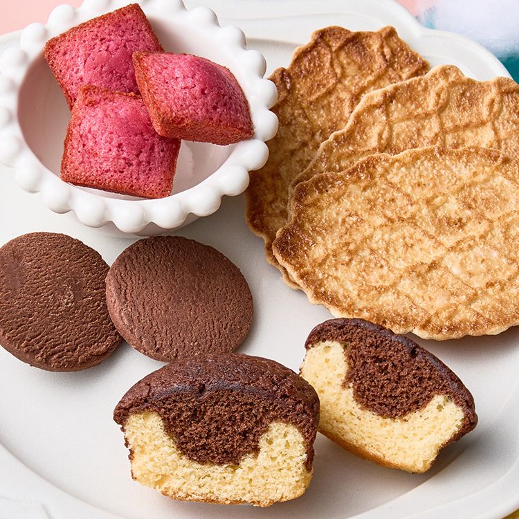 【商品詳細】ふんわり2層のチョコカップケーキ、濃厚なチョコレートの風味が特徴の焼きショコラ、焦がしバター香るキャラメリゼされたワッフルクッキー、いろどりプチサイズのフィナンシェ。楽しさ詰まった、魅惑のお菓子たちで、笑顔の時間をプレゼントします。チョコをきっかけに魅惑の遊園地へトリップさせてくれる『CHOCOTRIP』からの贈り物。今回は「月のサーカス」。優しい月と華やかに空を彩る花火を見ながら楽しむサーカスの世界を楽しんでいただきます。原材料一括表示:【プチフィナンシェ(フランボワーズ)】液卵白(国内製造)、マーガリン、砂糖、小麦粉、アーモンドパウダー、ラズベリー果汁加工品、コーンスターチ、油脂加工品、乳酵母エキス／膨張剤、香料、乳化剤、酸味料、着色料(ラック、カロテン)、(一部に卵・乳成分・小麦・アーモンド・大豆を含む)【焦がしバターワッフルクッキー】小麦粉(国内製造)、砂糖、マーガリン、キャンディー(砂糖、水あめ、ショートニング、その他)、液全卵、粉糖、バターミルクパウダー、クリーミングパウダー、食塩／香料、乳化剤、(一部に卵・乳成分・小麦・大豆を含む)【2層のチョコカップケーキ】砂糖(国内製造)、液全卵、小麦粉、マーガリン、油脂加工食品、ココアパウダー、洋酒、ぶどう糖果糖液糖、水あめ／トレハロース、ソルビット、膨張剤、乳化剤、香料、(一部に卵・乳成分・小麦・大豆を含む)【焼きショコラ】準チョコレート（砂糖、植物油脂、全粉乳、ココアパウダー、乳糖、ココアバター）（国内製造）、乳糖、マーガリン、ココアパウダー、ホエイパウダー、脱脂粉乳、乾燥卵白／乳化剤、香料、（一部に乳成分・卵・大豆を含む）8大アレルゲン:卵・乳成分・小麦製造国:日本内容量:2層のチョコカップケーキ×1個、焼きショコラ×2個、プチフィナンシェ（フランボワーズ）×1袋（3個入）、焦がしバターワッフルクッキー×3枚保管方法:常温賞味期限:常温90日メーカー名：株式会社アデリー【代引きについて】こちらの商品は、代引きでの出荷は受け付けておりません。【送料について】北海道、沖縄、離島は送料を頂きます。