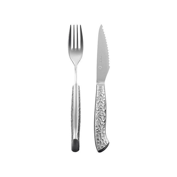 ■内容（サイズ等）ステーキナイフ：全長約230mm（約80g）フォーク：全長約220mm（約95g）■材質ステーキナイフ：モリブデンバナジウム鋼、18-8ステンレス鋼　フォーク：18-8ステンレス鋼■生産国日本■その他［ステーキナイフ］　鋭く切れる波型の刃　反り返った波刃のひとつひとつを丁寧に磨き、刃全体を極限まで薄く仕上げました。波場の突起したところから食材に刃がスムーズに入っていきます。［ハンドル］　気品のある槌目模様、深みのある銀の色調　変則的な打痕が美しい陰影を生み出す印象的なデザインです。槌目の上に滑りにくい加工を施し、手に吸い付くような感覚と握りやすさを実現。さらに中を空洞にしたモナカ柄にすることで軽さも両立しました。【代引きについて】こちらの商品は、代引きでの出荷は受け付けておりません。【送料について】北海道、沖縄、離島は送料を頂きます。
