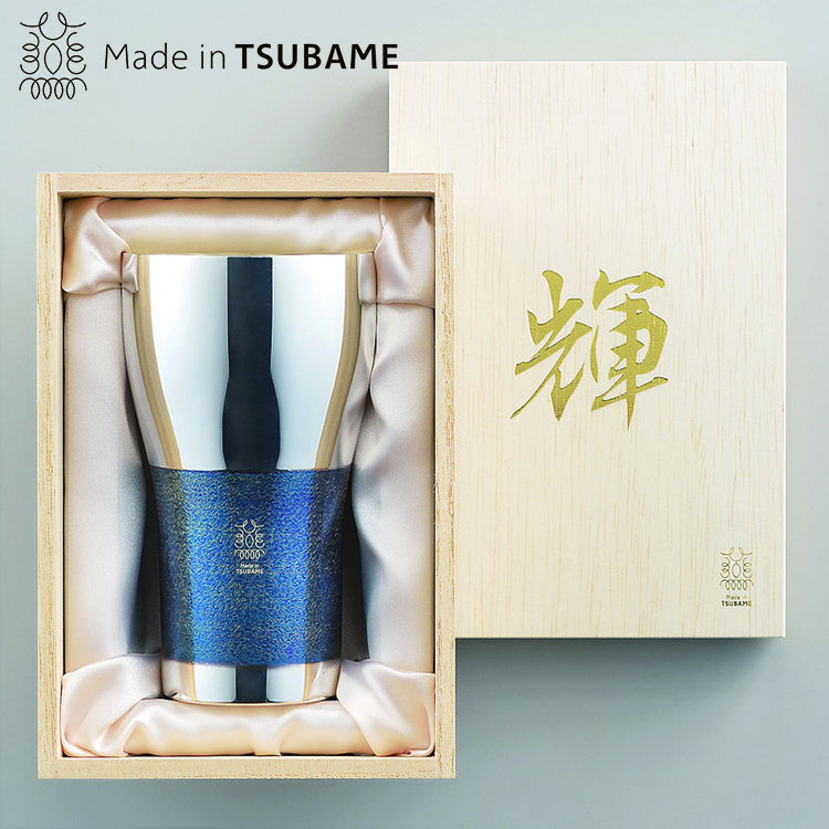 ■商品説明熱伝導に優れた、純銅製タンブラー。飲み物の冷たさが素早く伝わり、ひんやりとした口当たりに。表面には水滴がつき、より一層涼やかさを演出してくれます。内外面には銀メッキを施し、殺菌効果・耐食性をアップ。銀器のような輝きを放ちます。江戸時代から400年続く金属加工技術に、銀メッキをあえて古くさせ、碧色に発色させる新加工の「銀古美」を取り入れた最新作。碧く輝く優美なデザインは同じ輝きが2つと無い、唯一無二の特別感が味わえます。持ち手には手触りの良い質感をまとった槌目模様。使い込むうちに独特の風合い・味わいが出てくるのも魅力。■商品仕様材質/純銅（銀めっき古美仕上げ）、サイズ（重量・容量）/約φ77×135mm（約188g・440ml）、日本製【代引きについて】こちらの商品は、代引きでの出荷は受け付けておりません。【送料について】北海道、沖縄、離島は送料を頂きます。輝純銅ビアタンブラー純銅ビアタンブラー2pc純銅ビアタンブラー 銀古美純銅ビアタンブラー 銀古美2pc純銅ビアタンブラー 銀仕上げ純銅ビアタンブラー 金仕上げ