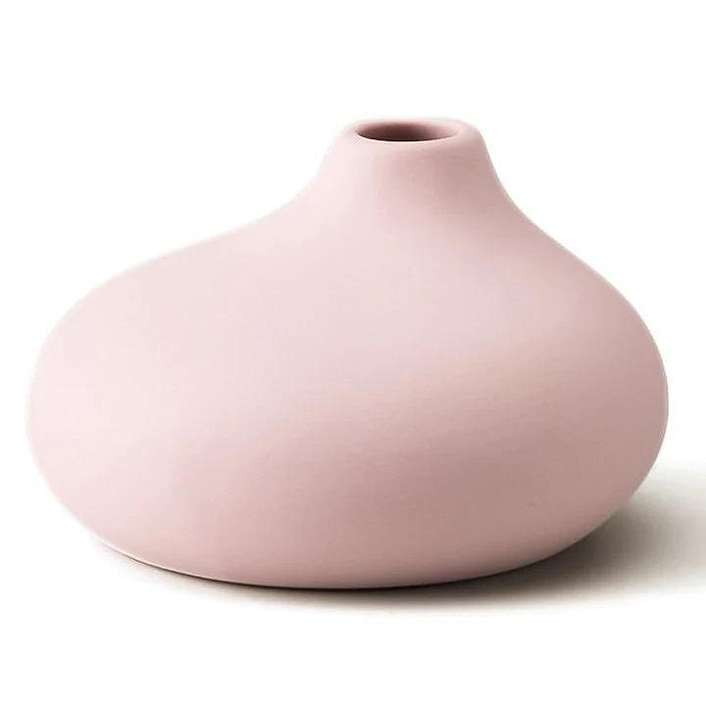 【商品説明】小ぶりなサイズのフラワーベースは、お花初心者にもおすすめです。お気に入りの草花を一、二輪挿すだけで、雰囲気良く飾ることができます。素材は、マットな質感の陶器です。水アカなどが目立たないのも嬉しいポイントです。ニュアンスのあるカラ...