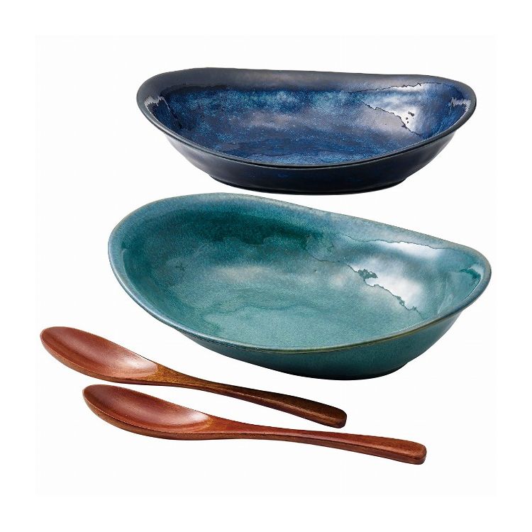 【商品特徴】手作り調の柔らかみのある凹凸が特徴の楕円形状のカレー皿です。【製造者】マルサン近藤【箱サイズ（cm）】19.5×25×8.5cm【現品サイズ・内容】18.5×24×6cmカレー鉢2客・磁器・全長19.5cmスプーン2本・天然木・［日本製］・スプーン［中国製］【製造生産地】日本※メーカーの都合によりパッケージ、内容等が変更される場合がございます。当店はメーカーコード（JANコード）で管理をしている為それに伴う返品、返金等の対応は受け付けておりませんのでご了承の上お買い求めください。【送料について】北海道、沖縄、離島は送料を頂きます。