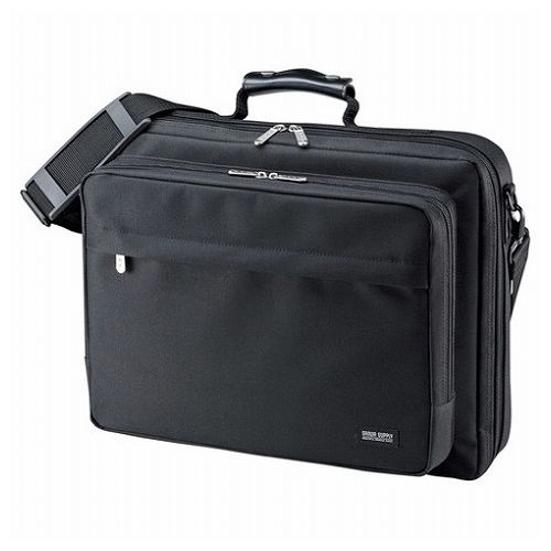 【商品特長】●15.6インチワイドノートパソコンが収納できます。出し入れしやすいフルオープンタイプです。●しっかりした張りのあるポリエステル生地を採用しています。●フロントポケットにはモバイルプリンタも収納できます。●小物ポケット、ペンホルダー、名刺入れなどの様々なポケットを装備しています。●キャリーのハンドルに通せるキャリーサポーター付きで、出張にも便利です。●仕切り板付きです。●ショルダーベルト付きです。【仕様】■カラー:ブラック■サイズ:パソコン収納部/W420×D60×H310mm外寸/W430×D110×H325mm前ポケット内寸/W360×D50×H260mm■重量:720g■材質:表装/ポリエステル(撥水加工)【代引きについて】こちらの商品は、代引きでの出荷は受け付けておりません。【送料について】北海道、沖縄、離島は送料を頂きます。