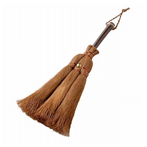 【商品特長】時代の流れとともに棕櫚皮を剥ぐ職人さんが少なくなり、国産棕櫚の入手が難しい今、良品質の棕櫚皮を当社のバイヤーが海外に直接出向き、厳選に厳選を重ねて輸入した「荒神箒」です。お手入れ次第で末永くご使用いただけます。【深海産業】とは1...