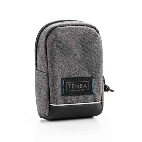 Skylinev23Pouch[Gray]特長SkylineSeriesは、TENBAの「決して妥協しない」デザイン哲学をあなたの毎日の冒険にもたらします。スカイラインポーチ3は、大型センサーコンパクトカメラ(ソニーRX-100シリーズやキヤノンパワーショットG7XMarkIII)に適したサイズです。リアループを使用すると、ポーチをベルトに取り付けることができます。また、軍用規格のMOLLEストラップにも対応しているので、TenbaAxisのバックパックやミリタリー風のバッグに取り付けることができます。仕様内寸(約):横幅7×高さ11×奥行4cm外寸(約):横幅8×高さ12×奥行5cm製品重量(約):70gカメラギア容量:大型センサーコンパクトカメラ(ソニーRX-100シリーズ/キヤノンパワーショットG7XマークIII等)。耐久性と耐候性に優れた、撥水性の300Dファブリック、YKKジッパー、強化ステッチで構築。ストラップ付属背面ベルトループ装備カラー:グレー原産国:中国メーカー名：TENBA【代引きについて】こちらの商品は、代引きでの出荷は受け付けておりません。【送料について】北海道、沖縄、離島は送料を頂きます。
