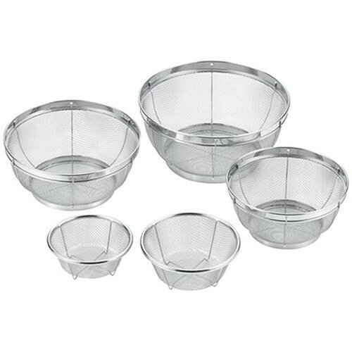 ステンレスザル5pcsセット特長ご家庭でよくお使いになるサイズのザルをセットにしました。丈夫で衛生的なステンレス製のザルです。仕様メーカー型番:YJ3445セット内容:13cm(径13×5.2cm)・15cm(径15×6.5cm)・17cm(径17×8.2cm)・22cm(径22×9.8cm)・25cm(径25×11.8cm)×各1材質:アミ…18-8ステンレス、枠…ステンレス本体重量:約560g生産国:日本メーカー名：郷技【代引きについて】こちらの商品は、代引きでの出荷は受け付けておりません。【送料について】北海道、沖縄、離島は送料を頂きます。