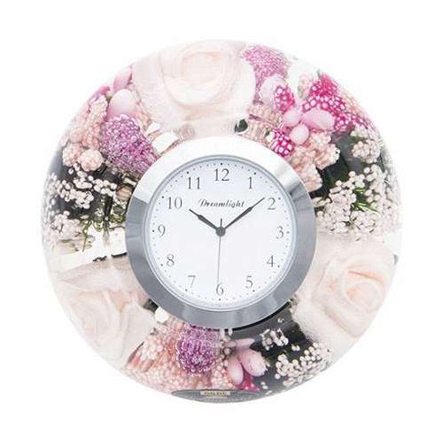 1999年にドイツで誕生したドリームライトは、まるで本物の様な花々をガラスの中に閉じ込めたハンドメイドの製品です。実用的な時計としても、お部屋を華やかに彩るインテリアのオーナメントとしても、マルチに使える人気のギフトアイテムです。メーカー品番:CDD2397CL(リトルローズ)仕様(サイズ・素材・内容物など):直径9cm厚み7cmフラワー入りガラスホルダー1個・ガラス、シルクフラワー、ジェル・直径4.5cm時計1個・金属、ガラス・8×8.5cmアクリル台1個・アクリル樹脂・ボタン電池1個内蔵生産国:ドイツ・中国(ムーブメント)箱サイズ:10×6×10cm重量:276g【代引きについて】こちらの商品は、代引きでの出荷は受け付けておりません。【送料について】北海道、沖縄、離島は送料を頂きます。