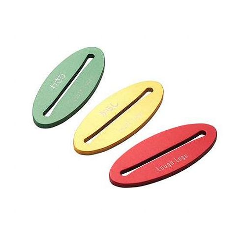 最後まで無駄なく使い切るワサビやからし、にんにくなどのチューブ調味料「まだ残っているのに出てこない…」そんなストレスはありませんか。チューブスクイザーSは軽くスライドさせるだけで中身をしっかり絞り出し、最後まで無駄なく使える便利なキッチンアイテムです。用途や中身が一目でわかるカラー設計。グリーンは「わさび」を、イエローは「からし」を、レッドは「その他調味料」をイメージした複数使いでも迷わず使える便利なカラー分けです(わさび・からしは文字入り)。調味料を無駄なく使い切りたい方、キッチンをスッキリ整えたい方、シンプルで長く使える道具を探している方におすすめです。●サイズ:1個(約)W48.9×D20×t2.5mm●材質:アルミニウム(アルマイト仕上げ)●重量:1個(約)5g●保証期間:初期不良対応●生産国:日本※本来の用途以外のご使用はお控えください。※製造工程上、表面に擦れやキズ等が有る場合がございます。ご承知おきください。【送料について】北海道、沖縄、離島は送料を頂きます。