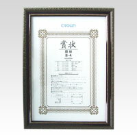 フレーム厚：16mm。パネル厚：4mm。収容可能厚：2mm。フレーム：天然木。表面：ガラス製。裏面：パーティクルボード。紙箱入。規格：B4判。外寸(mm)：横317×縦425。収容寸法(mm)：横272×縦379。重量：1000g。【送料について】北海道、沖縄、離島は送料を頂きます。