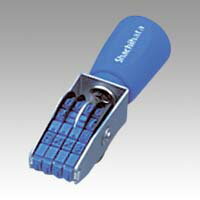 この印鑑はシャチハタ・既製品回転ゴム印(欧文4連)3号明朝体商品番号：19518CF43Mでございます。2．8cm×2．85cm×10cm【送料について】北海道、沖縄、離島は送料を頂きます。