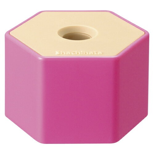 シャチハタ ケズリキャップ ピンク ZKC-A2/HJANコード4974052336027空のペットボトルに取り付けるだけで、鉛筆削りとして使えます。削りくずはペットボトルの中にたまるので、大変便利です。　※削りくずの入ったペットボトルを倒したり、振ったりしないでください。削りくずが飛び出る場合があります。37．2×42．1×30．1mm約12．6g◆標準サイズ（直径8ミリ）の鉛筆に対応　◆標準的なペットボトル口に対応【送料について】北海道、沖縄、離島は送料を頂きます。