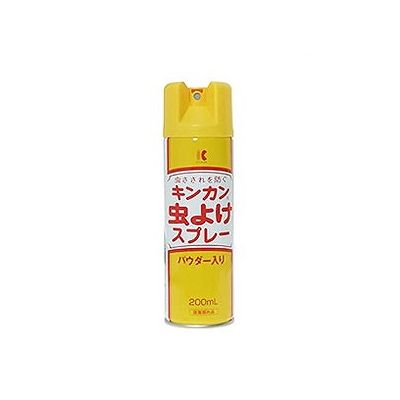 商品概要メーカー：金冠堂商品名：キンカン虫よけスプレー（400mL）区分：医薬部外品内容量：400mL商品概要：キャンプ、ハイキング、山登り、ゴルフ、魚つりなどのレジャーやスポーツに、庭いじりや畑仕事の時、肌にスプレーするだけで虫さされを防ぎます。パウダー入りなので、サラサラとした使い心地が特徴です。使用前によくカンを振ってください。【効能・効果】蚊、ブヨ、サシバエ、アブ、ノミ、イエダニ、ナンキンムシによる虫さされの防止JANコード：4987062954105商品コード：102601468商品の説明キャンプ、ハイキング、山登り、ゴルフ、魚つりなどのレジャーやスポーツに、庭いじりや畑仕事の時、肌にスプレーするだけで虫さされを防ぎます。パウダー入りなので、サラサラとした使い心地が特徴です。使用前によくカンを振ってください。【効能・効果】蚊、ブヨ、サシバエ、アブ、ノミ、イエダニ、ナンキンムシによる虫さされの防止使用上の注意【火気と高温に注意アルコール類】高圧ガスを使用した可燃性の製品であり、危険な為、下記の注意を守ること。・炎や火気の近くで使用しないこと。・火気を使用している室内で大量に使用しないこと。・高温にすると破裂の危険があるため、直射日光の当たるところやストーブ、ファンヒーターの近くや車の中など温度が40℃以上となる所に置かないこと。・火の中に入れないこと。・使い切って捨てること。高圧ガス：LPG使用方法・お肌から約15cm離してスプレーしてください。・漫然とした使用を避け、虫が多い戸外での使用等、必要な場合にのみ使用する。・12歳未満に使用する場合には、保護者等の指導監督のもとで、以下の回数を目安に使用すること。なお、顔には使用しないこと。6か月未満の乳児には使用しないこと6か月以上2歳未満は、1日1回2歳以上12歳未満は、1日1〜3回・顔、首すじにぬる場合は手のひらに一度スプレーして、手でぬってください。・約4〜5時間ごとにスプレーしてください。成分【有効成分】ディート原液中7％【その他の成分】LPG、無水エタノール、トリオレイン酸ソルビタン、POE・ジメチコン共重合体、タルク賞味期限／使用期限（製造から）3年メーカー名金冠堂内容量400mL商品区分医薬部外品※予告なくパッケージリニューアルをされる場合がございますがご了承ください。※パッケージ変更に伴うご返品はお受け致しかねます。※メーカーの都合により予告なくパッケージ、仕様等が変更となる場合がございます。※当店はJANコードにて管理を行っている為、それに伴う返品、交換等はお受けしておりませんので事前にご了承の上お買い求めください。【送料について】北海道、沖縄、離島は送料を頂きます。