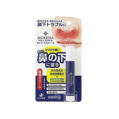 商品概要メーカー：ゼリア新薬工業商品名：モレナビカナース（3．5g）区分：医薬部外品内容量：3．5g商品概要：【医薬部外品】鼻のかみすぎ、乾燥などによる鼻下トラブルにJANコード：4987103050674商品コード：074801431商品の特徴ひりひり痛い鼻の下などの皮膚トラブルにお勧めの薬用クリームです。鼻水がつづいて鼻の下が荒れるなどで困る鼻下トラブル。そんな荒れた皮膚トラブルに、抗炎症成分グリチルレチン酸とγ−オリザノールが皮膚のバリア機能に働き、荒れた肌を保護・改善します。リップクリームより細いスティック容器だから鼻の下などにも塗りやすく、テカらないマットな質感で塗布部が目立ちません。無着色・無香料、肌にやさしい添加剤※だから塗った上からも化粧ができます。※防腐剤・紫外線吸収剤不使用、アルコールフリー効能・効果肌あれ。あれ性。しもやけ・ひび・あかぎれ・にきびを防ぐ。かみそりまけを防ぐ。日やけ・雪やけ後のほてりを防ぐ。肌をひきしめる。肌を清浄にする。肌を整える。皮膚をすこやかに保つ。肌にうるおいを与える。皮膚を保護する。皮膚の乾燥を防ぐ。用法・用量適量を皮膚に塗布する。有効成分グリチルレチン酸ステアリル、γ−オリザノール原材料／成分／素材／材質有効成分：グリチルレチン酸ステアリル、γ−オリザノールその他の成分：白色ワセリン、キャンデリラロウ、パルミチン酸2−エチルヘキシル、マイクロクリスタリンワックス、カルナウバロウ、ポリエチレングリコール1000、パラメトキシケイ皮酸2−エチルヘキシル、マカデミアナッツ油、エーデルワイスエキス、ホホバ油、オリブ油、メチルポリシロキサン、ジラウロイルグルタミン酸リシンナトリウム液、セレシン発売元／製造元／輸入元ゼリア新薬工業※予告なくパッケージリニューアルをされる場合がございますがご了承ください。※パッケージ変更に伴うご返品はお受け致しかねます。※メーカーの都合により予告なくパッケージ、仕様等が変更となる場合がございます。※当店はJANコードにて管理を行っている為、それに伴う返品、交換等はお受けしておりませんので事前にご了承の上お買い求めください。【送料について】北海道、沖縄、離島は送料を頂きます。