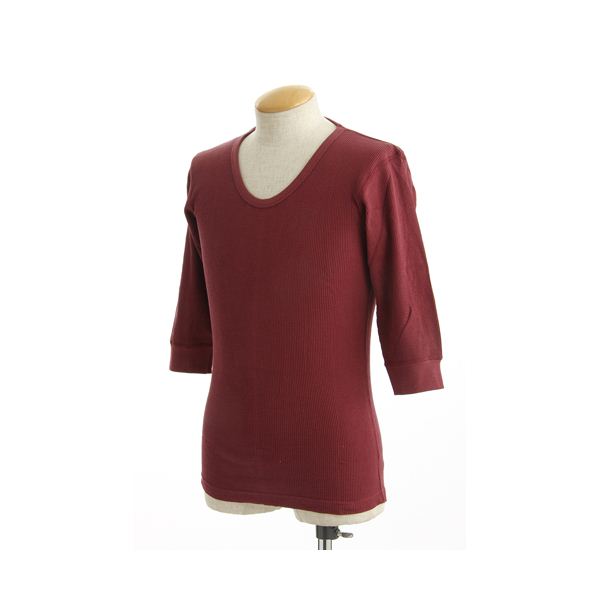 ■サイズ・色違い・関連商品■長袖 ブラック Mサイズ■長袖 ホワイト Mサイズ■長袖 ホワイト Lサイズ■長袖 オリーブ Mサイズ■長袖 オリーブ Lサイズ■長袖 ナチュラル Mサイズ■長袖 ナチュラル Lサイズ■長袖 グレー Mサイズ■長袖 グレー Lサイズ■長袖 エンジ Mサイズ■長袖 エンジ Lサイズ■長袖 マスタード Mサイズ■長袖 マスタード Lサイズ■五分袖 オリーブ Mサイズ■五分袖 エンジ Mサイズ[当ページ]■五分袖 エンジ Lサイズ■五分袖 マスタード Mサイズ■五分袖 マスタード Lサイズ関連商品の検索結果一覧はこちら■商品内容■着心地ふんわりで、寒さから守ってくれる！防寒用アンダーウェアとして代表的なサーマル素材。このロンTは、上質なコットン糸をワッフル状の凹凸に編み立てることによって、体温で温められた“デットエア"を蓄える空気層を大幅に確保。通常の長袖Tシャツより優れた保温力を発揮するんだ。さらに、汗の吸収もバツグン！素肌に心地よいコットン素材だから、フンワリと柔らかい着心地が楽しめるぞ。イヤな静電気が起きにくいのも◎。安いサーマルは数回着ただけでビロ〜ンと伸びちゃうけど、こいつはガシガシ洗濯しても形キープ！今回は五分袖と長袖の2種類を入荷。■男らしさを倍増させるドッグタグ付き。着回し抜群！デザインは男の色気が溢れる「Uネック」。ネックレスとの相性も◎今の時期はインナーとして、春からはTシャツとレイヤードで、初夏になったらこれ1枚でと、ロングシーズン使える便利なカタチだ。付属のドッグタグとあわせて、リアルミリタリーな男らしいコーデを楽しめるのもいい。首元にキラリと存在感を添えるドッグタグは、それだけでも十分活躍してくれる。カラーは5色。 ■商品スペック○商品名： 酷寒地対策米軍ドッグタッグ付コットンサーマルUネック長袖＆ハーフ袖Tシャツ○型番：510308○カラー： エンジ○サイズ：五分袖 《Mサイズ》 着丈／約65cm 身幅／約43cm 袖丈／約37cm 肩幅／約38cm ※適応サイズではございません。目安となる実寸サイズとなります。○材質： 綿100%○生産国：中国○付属品： ドッグタグ付■送料・配送についての注意事項●本商品の出荷目安は【3 - 6営業日　※土日・祝除く】となります。●お取り寄せ商品のため、稀にご注文入れ違い等により欠品・遅延となる場合がございます。●本商品は仕入元より配送となるため、沖縄・離島への配送はできません。