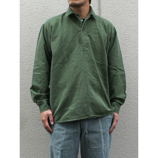 ■サイズ・色違い・関連商品■37(S〜M相当）■39（M〜L相当）■41（M〜L相当）[当ページ]関連商品の検索結果一覧はこちら■商品内容スウェーデン軍が放出したファーティングシャツです。未使用のデットストック品です。プルオーバーシャツで、1955に開発されました。裾の仕様が物により異なります。（スクエアータイプとラウンドタイプ）。ご指定はお伺いいたしかねます。ご承諾ください。■商品スペック【ブランド】　バリエンテ【商品名】　スウェーデン軍放出M55シャツデットストック【型番】　JS027NNN【材質】　コットン【生産国】　スウェーデン【サイズ】　37（S〜M相当）　　身幅/約58cm　　着丈/約81cm　　袖丈/約60cm　　肩幅/約47cm　39（M〜L相当）　　身幅/約60cm　　着丈/約83cm　　袖丈/約62cm　　肩幅/約48cm　41（M〜L相当）　　身幅/約62cm　　着丈/約85cm　　袖丈/約64cm　　肩幅/約49cm　　　※適応サイズではございません。目安となる実寸サイズとなります。複数商品のうち1点を採寸してございますので、表示しているサイズと多少の誤差はご理解・ご容赦ください。【カラー】　オリーブ【特記事項】未使用の軍放出品ですが、製品の性格状、数字や文字が書かれたり、印刷されていたり、汚れ、畳シワが有るのも有りますので予めご承諾下さい。又、製造年の違いで、色が多少変わっていますのでご承諾下さい。裾の仕様が物により異なります。（スクエアータイプとラウンドタイプ）。ご指定はお伺いいたしかねます。ご承諾ください。以上に伴う返品はお受けできませんので、予めご承諾下さい。但し、使用には何ら問題御座いませんので御安心下さい。サイズ違いによる返品・交換はお受け出来ません。予めご了承下さい。　■送料・配送についての注意事項●本商品の出荷目安は【2 - 8営業日　※土日・祝除く】となります。●お取り寄せ商品のため、稀にご注文入れ違い等により欠品・遅延となる場合がございます。●本商品は仕入元より配送となるため、沖縄・離島への配送はできません。