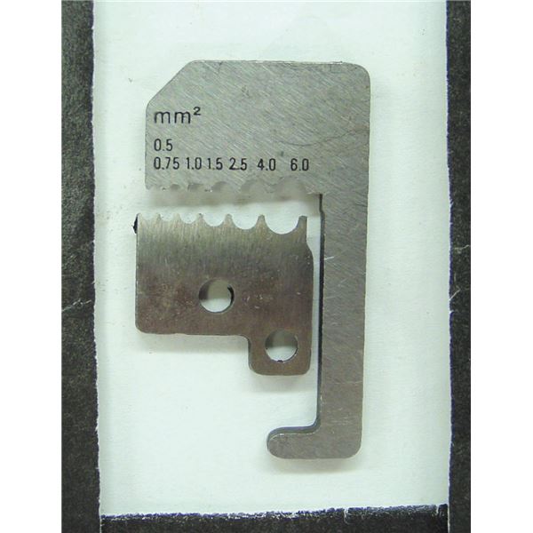 ■商品内容●ワイヤストリッパー1221-180用替刃。■商品スペック【仕様】●質量(g)：16■送料・配送についての注意事項●本商品の出荷目安は【1 - 5営業日　※土日・祝除く】となります。●お取り寄せ商品のため、稀にご注文入れ違い等により欠品・遅延となる場合がございます。●本商品は仕入元より配送となるため、沖縄・離島への配送はできません。[ 1229-180 ]