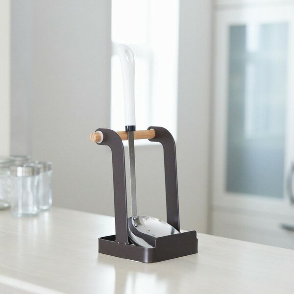 ■商品内容調理中、お玉や菜箸、鍋ふたをちょっとだけ置きたい！でもどこに置こうかな...と悩むことはありませんか??こちらのスタンドはそんな悩みを解決！サッと気軽に置ける便利グッズです。お鍋の時の食卓でも活躍します。■商品スペック【商品名】Haganege + お玉＆鍋ふたスタンド【サイズ】12×9.5×16cm【材質】炭素鋼【生産国】中国■送料・配送についての注意事項●本商品の出荷目安は【1 - 4営業日　※土日・祝除く】となります。●お取り寄せ商品のため、稀にご注文入れ違い等により欠品・遅延となる場合がございます。●本商品は仕入元より配送となるため、沖縄・離島への配送はできません。[ EF-LC09 ]