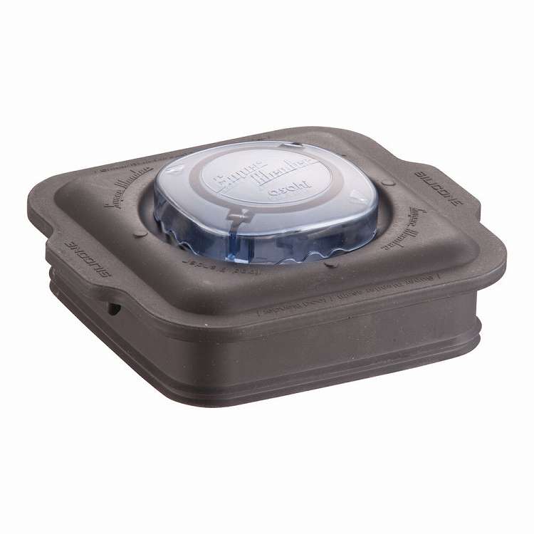 ●ボトル●容量:1.5L(ポリカープネイト):定格電圧:単相100V50/60Hz●消費電力:750W●定格時間:連続(15分運転2分停止の連続):処理●容量:最大1.5L、最小0.3L攪拌2段切換:高速24000/1分低速19000/1分●熱い食材(80℃以下):に対応したスーパーブレンダー。●容器、フタ、フィラーキャップからパッキンにいたるまで耐熱素材を採用。熱風消毒乾燥ができます。●業界初の容器ロックを採用し、安全面の配慮と容器軸の破損を防止します。●特殊刃で固形物も粉砕し易く、繊維の多い食材も完璧に処理。●分解可能なカッターでメンテナンスが簡単。※カッターの交換には別売のアジャストハンドルが必要です。【代引きについて】こちらの商品は、代引きでの出荷は受け付けておりません。【送料について】北海道、沖縄、離島は送料を頂きます。