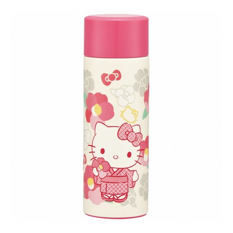 【商品詳細】 ちょっとだけ飲みたい時のプチサイズ♪ ポケットサイズのかわいい直飲み水筒。 保冷保温ができるステンレス真空二重構造。 熱い・冷たいが飲み分けできるW飲み口タイプ。 小さなバッグやポシェットにも入るサイズなので、ちょっとしたお出かけや就寝時に枕元に置いておくのにもピッタリです。 【商品サイズ(約)】 サイズ:直径45×高さ140mm 口径:34mm 容量:120ml 重量:120g 【品質表示】 内びん・口がね:ステンレス鋼 胴部:ステンレス鋼(アクリル樹脂塗装) フタ:ABS樹脂 飲み口:ポリプロピレン パッキン:シリコーンゴム 底板:熱可塑性エストラマー 保温効力:52度以上(6時間) 保冷効力:11度以下(6時間) ●中国製 ※掲載画像はあくまでイメージです。実際の商品とは色、柄等が異なる場合がございます。何卒ご了承ください。【送料について】北海道、沖縄、離島は送料を頂きます。LINKハローキティシナモロールマイメロディクロミ