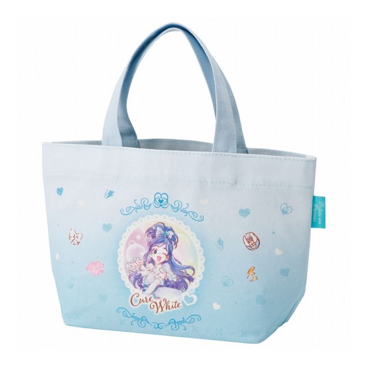 【商品詳細】 お弁当箱を入れるのにぴったりなサイズ! サブバッグとしても、重宝する便利なトートバッグ♪ ちょっとしたお出かけに、おサイフやスマホ、 カギなどの小物を入れてもOK!! ※ファスナー・ボタンは付いていません。 【商品サイズ(約)】 サイズ:縦185×横290×マチ116mm 【品質表示】 本体:綿100% 持ち手:ポリエステル100% ●中国製 ※掲載画像はあくまでイメージです。実際の商品とは色、柄等が異なる場合がございます。何卒ご了承ください。【送料について】北海道、沖縄、離島は送料を頂きます。LINK箸・箸箱 セットランチバッグ ブラックランチバッグ ホワイトメップル マスコット付きカラビナミップル マスコット付きカラビナ