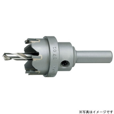 【商品説明】●ホルソー刃先部に優れた切れ味と耐摩耗性を持った超硬チップを不等分割に配列。●作業中に発生しがちな共振作用によるビビリを抑制。●一体形状ボディが安定した切れ味と耐久性を発揮。●(コバルトセンタードリルC型使用)板厚4.5mmまでの鋼板、ステンレス板、銅板、アルミ板、プラスチック等への穴あけ作業に。●(超硬センタードリルT型使用)板厚10mmまでのFRP、合成樹脂板等への穴あけ作業に。●※注意:電動機は正回転でご使用ください。製品が被削材に適したものであることを確認してください。製品と被削材に適した回転数と送り量で作業を行ってください。製品の各部、センタードリルやセンターピン等の脱着は素手で行わないでください。切削片やクズを取り除く際は素手で行わないでください。作業前や取り付けの際に製品各部が緩みのないよう、しっかりロックされている事を確認してください。(新品出荷状態でもシャンクやスピンドル等仕様選択による交換を容易にするため緩んでいる部分があります。)保管する際は子供の手の届かない場所へ保管してください。※警告:取扱説明書ならびに警告やラベルの内容が理解できない人には使わせないようにしてください。また、貸し出しの際には取扱説明書と共に貸し出してください。電動機の取り扱いは電動機の取扱説明書の指示通り行ってください。保護メガネを着用してください。マスクを着用してください。ズボンの裾や衣類の袖を広がった状態で作業しないでください。首に巻いているネクタイや手ぬぐい等は取り外して作業してください。長髪は帽子やヘアーカバーを被ってください。手袋を着用しないでください。回転中の製品に手を触れないでください。製品の回転中は切削片やクズを取り除かないでください。電動機は両手で確実に保持してください。足元をしっかりとさせ、バランスの良い状態を保って作業してください。対象物に対してまっすぐに穴あけ作業をしてください。電動機を保持する体力のない方は使用しないでください。クラッチ付の電動機を使用してください。保護帽を着用してください。ブレーキ付もしくはブレーキのかかる電動機では使用しないでください。(作業中に分解し被削材や周辺を破損させたりケガをする危険もあります。)回転専用の製品は回転モードのみで使用してください。(Z軸スピンドル(SDSタイプ)使用の場合は回転モードで使用してください。打撃モードは不可です。)回転・振動用の製品は打撃(インパクト)モードで使用しないでください。(Z軸スピンドル(SDSタイプ)使用の場合は回転モードで使用してください。打撃モードは不可です。)ご使用前に各部が緩みのないよう、しっかりとロックされていることを確認してください。(作業中に分解し被削材や周辺を破損させたりケガをする危険もあります。)ご使用前に製品の点検を十分に行い破損や緩み等があれば絶対に使用しないでください。(作業中に分解し被削材や周辺を破損させたりケガをする危険もあります。)機械の安全カバーや材料反発防止装置を正しく取り付けて作業してください。(チップソーやダイヤモンドカッターの場合)感電防止用漏電遮断装置の設置された電源を使用してください。(水を使用する場合)ゴム長靴やゴム手袋等を着用してください。(水を使用する場合)高所作業では安全帯を着用してください。切削片の落下防止処置を取ってください。作業現場に第三者の立ち入りを制限してください。■■画像と実際の商品のサイズとは異なります●全長：85mm ●使用電動機：電気ドリル、振動ドリル(回転モード) ●有効長：10mm ●サイズ：24φ※メーカーの都合によりパッケージ、内容等が変更される場合がございます。当店はメーカーコード（JANコード）で管理をしている為それに伴う返品、返金等の対応は受け付けておりませんのでご了承の上お買い求めください。【代引きについて】こちらの商品は、代引きでの出荷は受け付けておりません。【送料について】北海道、沖縄、離島は送料を頂きます。