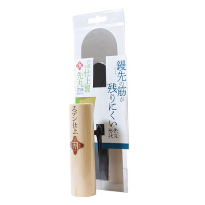 【商品説明】●鏝先の丸型形状で鏝先の筋が残りにくい。●サイズ（mm）：215×65×60●質量（g）：250●板長（mm）：210●板厚（mm）：0.3●柄部材質：木製●板部：ステンレス製●ご使用上の注意をご使用前に必ずお読みください。●日本※メーカーの都合によりパッケージ、内容等が変更される場合がございます。当店はメーカーコード（JANコード）で管理をしている為それに伴う返品、返金等の対応は受け付けておりませんのでご了承の上お買い求めください。【代引きについて】こちらの商品は、代引きでの出荷は受け付けておりません。【送料について】北海道、沖縄、離島は送料を頂きます。