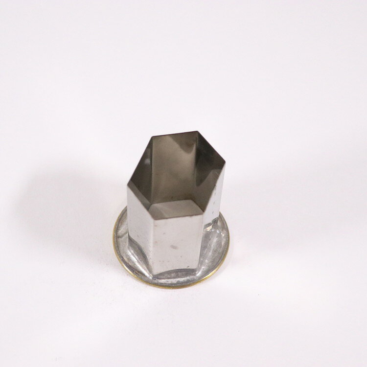 ●力を入れても手が痛くなりづらい。【商品情報】●たかもりの厚口野菜抜。●渕/真鍮巻き。●たかもりブランド。●力を入れても手が痛くなりづらい。●食材を吟味し、形を吟味する。●洗練された抜型はその機能を進化させ、料理の華を咲かせます。●代々培われた匠の技。●食材に+αの価格を与える｢かながた｣です。●高さ H58mm●材質:18-8ステンレス 渕:真鍮巻き【代引きについて】こちらの商品は、代引きでの出荷は受け付けておりません。【送料について】北海道、沖縄、離島は送料を頂きます。