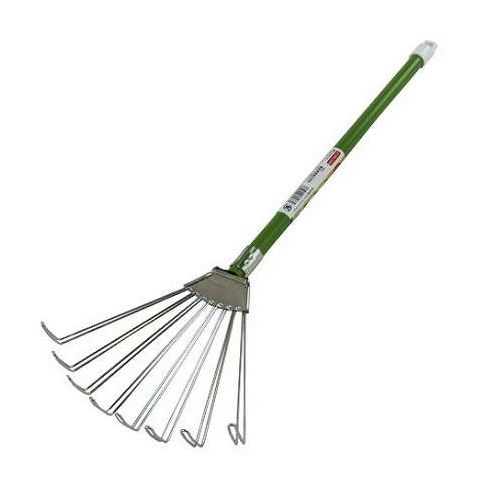 【用途】●集草作業。【商品説明】●先端がU型仕様のガーデンクリーナーです。●枯葉などが爪に刺さりにくいU型爪です。●線径が太いため強度(コシ)があり集草・落ち葉集めの効率がアップします。●先端がU型の為、引っ掛かりが少なくスムーズに掻き取れます。●芝生やコケの上など、デリケートな場所での清掃に最適です。《スペック》■爪幅：約200mm。■全長：約540mm。■重量：約160g。■ワイドタイプ。《材質》■爪部：鉄。■パイプ：スチールパイプ。【代引きについて】こちらの商品は、代引きでの出荷は受け付けておりません。【送料について】北海道、沖縄、離島は送料を頂きます。