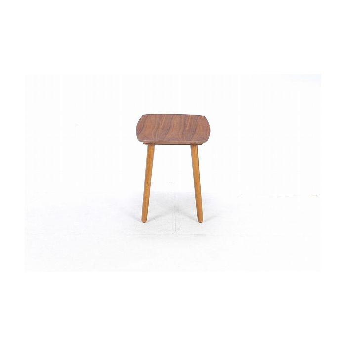 優しい木目模様とブラウンカラーでぬくもりのあるお部屋を演出してくれます。角をなくし丸みをもたせたデザインで優しい印象を与え、また小さなお子様のいるご家庭でも安心してご使用いただけます。脚部を取り付けるのみの簡単組み立てです。【本体サイズ】W...