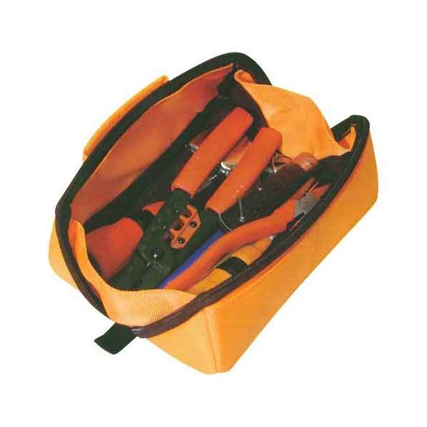 【商品特長】【用途】電気工事士技能試験で必要な工具セット。【機能・特徴】電気工事士技能試験に必要な工具が一通り揃っています。【仕様】●セット内容：フジ矢電工VAストリッパ。フジ矢ペンチ175mm。●フジ矢ドライバー（＋2）100mm・（−5．5）100mm。●ロブテックス圧着工具リングスリーブ（E）用。●ウォーターポンププライヤー200mm・電工ナイフ・巻き尺2m。【材質】●本体：布。【商品サイズ】幅100×高さ230×奥行100mm　重量1490g【注意事項ほか】●本来の目的以外では使用しないで下さい。作業時は周りの安全を確かめてご使用下さい。保護メガネ等を着用して作業をして下さい。能力以上の使用はしないで下さい。■商品コード:4952520403204■JANコード:4952520403204■ブランド名:フジ矢■商品名:電気工事士技能試験キット■規格:FDS-01【送料について】北海道、沖縄、離島は送料を頂きます。
