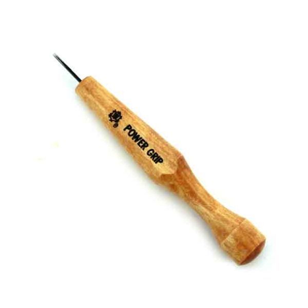 【商品特長】【用途】木彫り、版画等の彫刻。【機能・特徴】えんぴつを持つように握って掘り進めます。滑らず持ちやすい形状のグリップの彫刻刀です。【仕様】●全長：150mm。●刃先：平1.5mm。【注意事項等】キャップは柄を回しながら、はずしてください。キャップを引っ張ると危険です。彫刻刃を彫り込んだまま上へ絶対に跳ね上げないでください。刃こぼれ、又は彫刻刃が折れる事があり大変危ないです。深掘りをする場合、浅彫りを繰り返し彫ると深く掘れます。刃物ですから、ご使用取り扱いには充分ご注意ください。刃研ぎはモーターシャープナー又は砥石で研いで下さい。■商品コード:4952631830159■JANコード:4952631830159■ブランド名:三木章■商品名:パワーグリップ彫刻刀 平■規格:1.5MM【送料について】北海道、沖縄、離島は送料を頂きます。