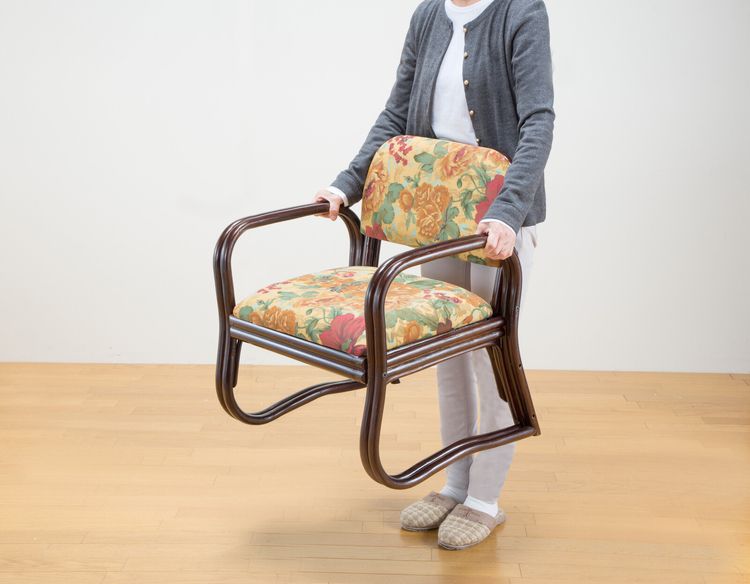 天然籐 思いやり座椅子 ロータイプ ラタン ラタンチェア クッション 立ち座りラクラク お年寄り プレゼント ギフト(代引不可)【送料無料】