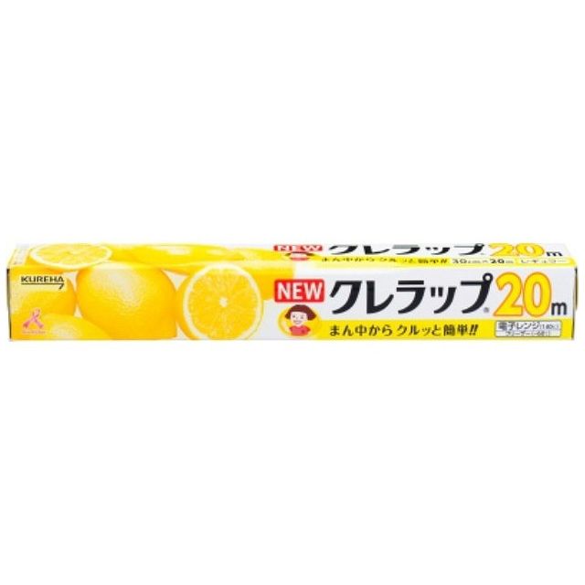 【商品詳細】クレラップは日本で最初に発売された家庭用食品包装ラップです。【クレハカット】NEWクレラップはV字型の刃なので、箱を内側にクルッと回すと、ラップがまん中からスパッと切れます。【巻き戻りしにくい！】特殊なニスが塗布された大きなフラップにラップがしっかりくっつくので、巻き戻りしにくくなっています。【引き出しやすい！】フラップが2枚に分かれているので、ラップの端がつまみやすく、簡単に引き出せます。使用方法クレラップはこう切ろう！[1]フタを十分に開いて刃に触れないようにラップを引き出します。[2]フタをカチッと閉めます。クルリちゃんの顔が見えたら・・・[3]箱を内側にクルッと回してまん中から切ってね！ラップが、巻き戻ってしまった場合は・・・・セロハンテープや引き出しシールなどでラップを軽くたたいてラップの端を見つけてください。・清潔なスポンジで引き出し方向に逆らってラップの表面をこすり上げます。※つめ、刃物を使わないでください。注意事項●食品包装以外の用途に使用しないでください。 ●電子レンジで使用する場合、油性の強い食品は高温となりラップが溶けるおそれがあるのでラップと食品が直接触れないように、深めの容器に入れてご使用下さい。 ●ガスレンジや、オーブン・トースター等の火や熱に近づけないでください。ラップ同士がくっつき引き出せなくなるおそれがあります。 ●オーブントースターや電子レンジのオーブン機能で使用すると、ラッ使い終わった箱から刃を簡単に分別！ 1.引く 2.平らにする 3.はがす 。●刃でケガをしないように手元に注意してゆっくりはがしてください。 ●使い終わったラップ、刃はプラスチックごみとして各自治体の定める方法に従って廃棄してください 。●刃に触れますと、手などをキズつけることがあります。中の芯を出し入れする際は刃に触れないようご注意ください。素材・成分品名：食品包装用ラップフィルム原材料名：ポリ塩化ビニリデン添加物名：脂肪酸誘導体（柔軟剤）エポキシ化植物油（安定剤）製造国：日本発売元、製造元、輸入元又は販売元クレハ【代引きについて】こちらの商品は、代引きでの出荷は受け付けておりません。【送料について】北海道、沖縄、離島は送料を頂きます。