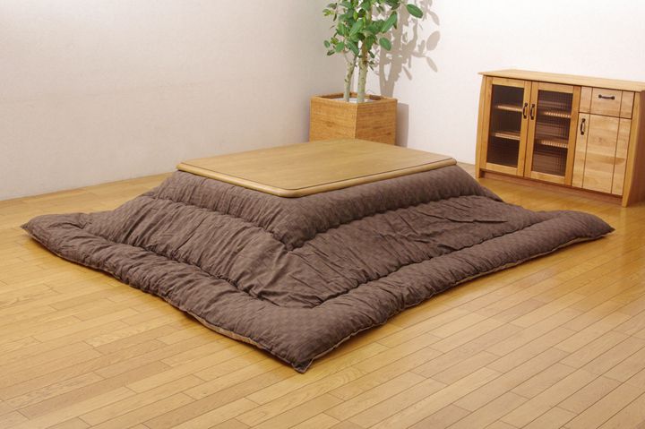生地にインド綿を使用したこたつ布団です。シンプルモダンをテーマにデザインしておりますので、少し大人で素材感のあるお部屋のイメージにぴったりです。側地にはインド産の綿生地を使用しております。本商品の裏地ははインド綿の生地を研磨することで少し毛羽立たせ、生地をやわらかく仕上げております。一般的なインド綿生地との肌触りの違いを実感して下さい。インド産の綿は繊維が太く、引っ掛かりや摩擦に強く耐久性に優れています。また、綿はポリエステルに比べ、冬場気になる静電気も起こりにくく、繊維の中でも特に肌触りがよいのが特徴です。部分暖房のコタツは電気代もおトクです。【商品詳細】■組性素材:表地=綿100%【インド綿】 裏地=綿100%【インド綿】 中材=ポリエステル100% 2.2■サイズ205×205cm■適応サイズ80〜90cm角のこたつ台に適応■選択表示ドライクリーニングができる。溶剤は石油系のものを使用使用する。■梱包サイズ（約）高さ55 ×幅50 ×奥行き55 （cm）梱包重量（約）3.6 (kg)■原産国日本製(側=インド製 最終加工=日本)【送料について】沖縄、離島は送料を頂きます。【代引きについて】こちらの商品は、代引きでの出荷は受け付けておりません。インド綿 こたつ厚掛け布団単品 『クレタ』 約205×205cm 　　 ↓インド綿こたつ掛け布団「クレタ」　はこちら↓　&nbsp;※画像は205×245cmサイズです。BE（ベージュ）&nbsp;※画像は205×245cmサイズです。BR（ブラウン）&nbsp;※画像は205×205cmサイズです。GY（グレー）こたつ掛け布団「クレタ」サイズ約205×205cmカラーベージュ/ブラウン/グレー組成表地=綿100%【インド綿】 裏地=綿100%【インド綿】 中材=ポリエステル100% 2.2原産国日本製（側=インド製 最終加工=日本）■生地にインド綿を使用したこたつ布団です。■シンプルモダンをテーマにデザインしておりますので、少し大人で素材感のあるお部屋のイメージにぴったりです。■側地にはインド産の綿生地を使用しております。本商品の裏地ははインド綿の生地を研磨することで少し毛羽立たせ、生地をやわらかく仕上げております。一般的なインド綿生地との肌触りの違いを実感して下さい。■インド産の綿は繊維が太く、引っ掛かりや摩擦に強く耐久性に優れています。また、綿はポリエステルに比べ、冬場気になる静電気も起こりにくく、繊維の中でも特に肌触りがよいのが特徴です。■部分暖房のコタツは電気代もおトクです。※写真は表記サイズと異なる場合がございます。◆洗濯表示◆ドライクリーニングができる。溶剤は石油系のものを使用する。75〜90cm角のこたつ台に適応