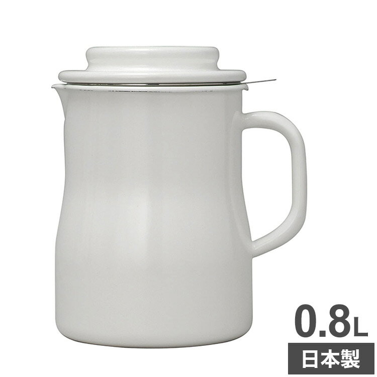 【商品説明】天ぷらや揚げ物の調理で使用した油の色とにおいを、活性炭入りカートリッジに通してろ過することで、使用済み油を再利用しやすくする家庭用オイルポットです。表面がガラス質のホーローは、油の質や風味の変化を防ぎながら保存でき、油汚れもキッチンペーパー等で拭くだけでお手入れしやすい、オイルポットに最適な材質です。800ccの油を1度に濾すことが可能。【サイズ】18.5×14×21cm【重量】約850g【材質】本体・蓋:琺瑯用鋼板 ろ過器・こし網:ステンレス カートリッジ:木質系活性炭・不織布【琺瑯について】・ご使用後は、中性洗剤とスポンジで洗い、水気をよく拭き取り乾燥させてください。・琺瑯の表面はガラス質です。衝撃や落とすなどのショックを与えないでください。・ストーブの上でのご使用はおやめください。・空焚きは絶対にしないでください。空焚きをしてしまった時は、水などをかけずに自然に冷めるのを待ってください。・金属製のたわしや、研磨剤などのご使用は、表面を傷つけますのでご使用にならないでください。※琺瑯の製造工程上、塗りムラや空気穴が発生することがございます。加工の工程でできるもので、ご使用には差し支えなく良品ですので安心してお使いください。上記の理由による返品、交換、キャンセル等はお受けできませんので予めご了承の上お買い求めください。【送料について】北海道、沖縄、離島は送料を頂きます。