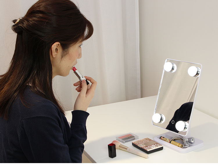 ライト付きメイクアップミラー 鏡 LEDライト ミラー 小物トレー付き 調色 白色光 暖色光 おしゃれ 鏡 卓上ミラー 卓上鏡 メイク用 化粧用 角度調節 タッチパネル コスメティックミラー(代引不可)【送料無料】 [2]