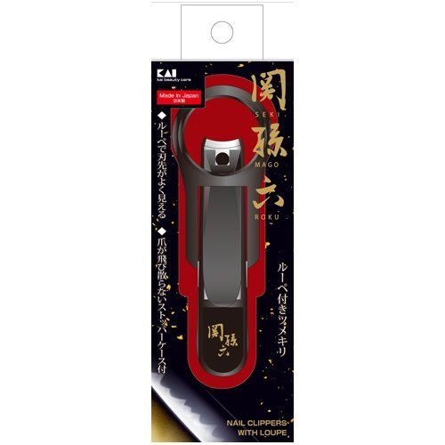 【発売元:貝印】刃匠関孫六の伝統から生まれた爪切り!ルーペ付きで刃先がよく見えます。爪が飛び散らないストッパーケース付き。●ツメが大きく見えるルーペ付(約2.5倍)。●ヤスリ面はなめらかなヤスリ掛けができ、ツメも形よく仕上げることができるエッチング加工ツメヤスリです。●切った爪が飛び散らず、切りやすい側面Uカットのストッパーケース付きです。個装サイズ:56X143X40mm個装重量:約70g内容量:1個入製造国:日本【品質表示】刃部・・・ステンレス刃物鋼テコ・・・強化ナイロン・ABS樹脂(抗菌剤含有)ルーペ・・・ポリカーボネーイトルーペカバー・・・ABS樹脂(抗菌剤含有)ストッパー・・・ABS樹脂(抗菌剤含有)ヤスリ・・・ステンレススチール【使用方法】(1)テコを起こす(2)テコを180度回転(3)ルーペを起こします【注意】・乳幼児の手の届かない所に保管してください。・ツメを切る目的以外にご使用にならないでください。・直射日光の当たる所に放置しないでください。・ルーペを通して太陽を見ないでください。・ルーペは柔らかい布で拭いてください。ティッシュペーパーや硬い物でこするとキズが付くことがあります。又溶剤は使用しないでください。・深ヅメはケガのもとです。切り過ぎないようにご注意ください。※メーカーの都合によりパッケージ、内容等が変更される場合がございます。当店はメーカーコード（JANコード）で管理をしている為それに伴う返品、返金等の対応は受け付けておりませんのでご了承の上お買い求めください。【送料について】北海道、沖縄、離島は送料を頂きます。【発売元:貝印】刃匠関孫六の伝統から生まれた爪切り!ルーペ付きで刃先がよく見えます。爪が飛び散らないストッパーケース付き。●ツメが大きく見えるルーペ付(約2.5倍)。●ヤスリ面はなめらかなヤスリ掛けができ、ツメも形よく仕上げることができるエッチング加工ツメヤスリです。●切った爪が飛び散らず、切りやすい側面Uカットのストッパーケース付きです。個装サイズ:56X143X40mm個装重量:約70g内容量:1個入製造国:日本【品質表示】刃部・・・ステンレス刃物鋼テコ・・・強化ナイロン・ABS樹脂(抗菌剤含有)ルーペ・・・ポリカーボネーイトルーペカバー・・・ABS樹脂(抗菌剤含有)ストッパー・・・ABS樹脂(抗菌剤含有)ヤスリ・・・ステンレススチール【使用方法】(1)テコを起こす(2)テコを180度回転(3)ルーペを起こします【注意】・乳幼児の手の届かない所に保管してください。・ツメを切る目的以外にご使用にならないでください。・直射日光の当たる所に放置しないでください。・ルーペを通して太陽を見ないでください。・ルーペは柔らかい布で拭いてください。ティッシュペーパーや硬い物でこするとキズが付くことがあります。又溶剤は使用しないでください。・深ヅメはケガのもとです。切り過ぎないようにご注意ください。
