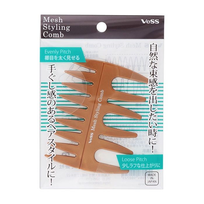 【発売元:ベス工業】自然な束感を出したいときに。手ぐし感のあるヘアスタイルを作りたいときに。●均等に配置した太めのクシ歯で櫛目を太く見せる。●特殊形状のクシ歯で少しラフな仕上がりに。個装サイズ:100X140X5mm個装重量:約25g内容量:1個ケースサイズ:33X37X46cmケース重量:約13kg【製造国】:日本【材質】AS樹脂【耐熱温度】90度【注意】・頭皮に傷、はれもの、湿疹等の異常がある場合使用しないでください。・ドライヤーの熱風を長時間コームに当てたり熱湯をかけると、変形するおそれがありますのでお避けください。・整髪料等を直接コームにかけると、変質させることがあるので注意してください。・ひどい汚れは、中性洗剤を溶かしたぬるま湯洗い十分すすいだ後、水気を良く切り陰干ししてください。・乳幼児の手の届かない所に保管してください。・本体表面に、樹脂成形時に発生するスジや小さな溝が見られる場合がありますが使用上の問題はございませんので、あらかじめご了承ください。※メーカーの都合によりパッケージ、内容等が変更される場合がございます。当店はメーカーコード（JANコード）で管理をしている為それに伴う返品、返金等の対応は受け付けておりませんのでご了承の上お買い求めください。【送料について】北海道、沖縄、離島は送料を頂きます。