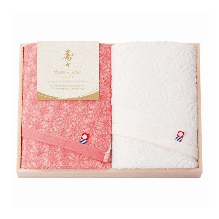 今治の匠が織り成す、紅白の木箱入り今治タオルタオルの柄の麻の葉模様は伝統的な和柄の一種です。古くから麻はすくすくと真っ直ぐに成長し、丈夫であまり手間をかけなくても大きく育つことから「健やかな成長を願う」縁起の良い柄です。日本では昔からおめでたい時には赤飯を食べ、白餅を振舞い、紅白の二色を合わせると「人の一生」を表すと言われ、非常にめでたい色とされています。日本製【セット内容】-サイズ：34×75cm重量/容量：-箱サイズ：22×30×5cm材質：綿100%【代引きについて】こちらの商品は、代引きでの出荷は受け付けておりません。【送料について】北海道、沖縄、離島は送料を頂きます。